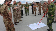 Gotland har en central position i Östersjön. Det är av största vikt att ön inte blir isolerad vid en konflikt. Natos snabbinsatsstyrka studerar kartan.
