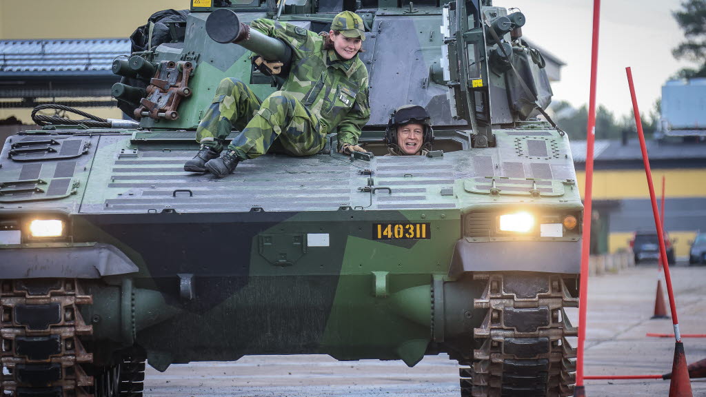 Glada miner när general Hokanson fick chansen att provköra ett stridsfordon under ledning av personal från Norrbottens pansarbataljon vid I 19.