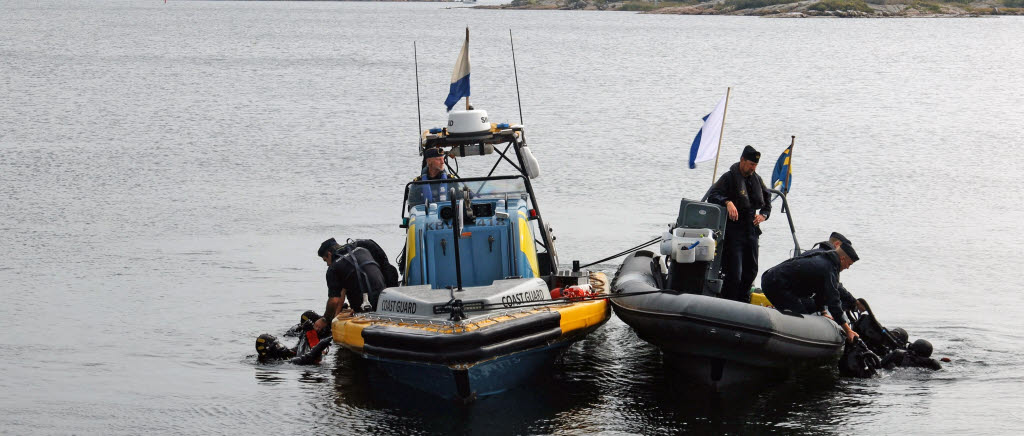 Samverkan mellan Kustbevakningen och Marinen när man tillsammans söker genom Karlskronas kajer inför övningen Northern Coasts i sepember 2021.