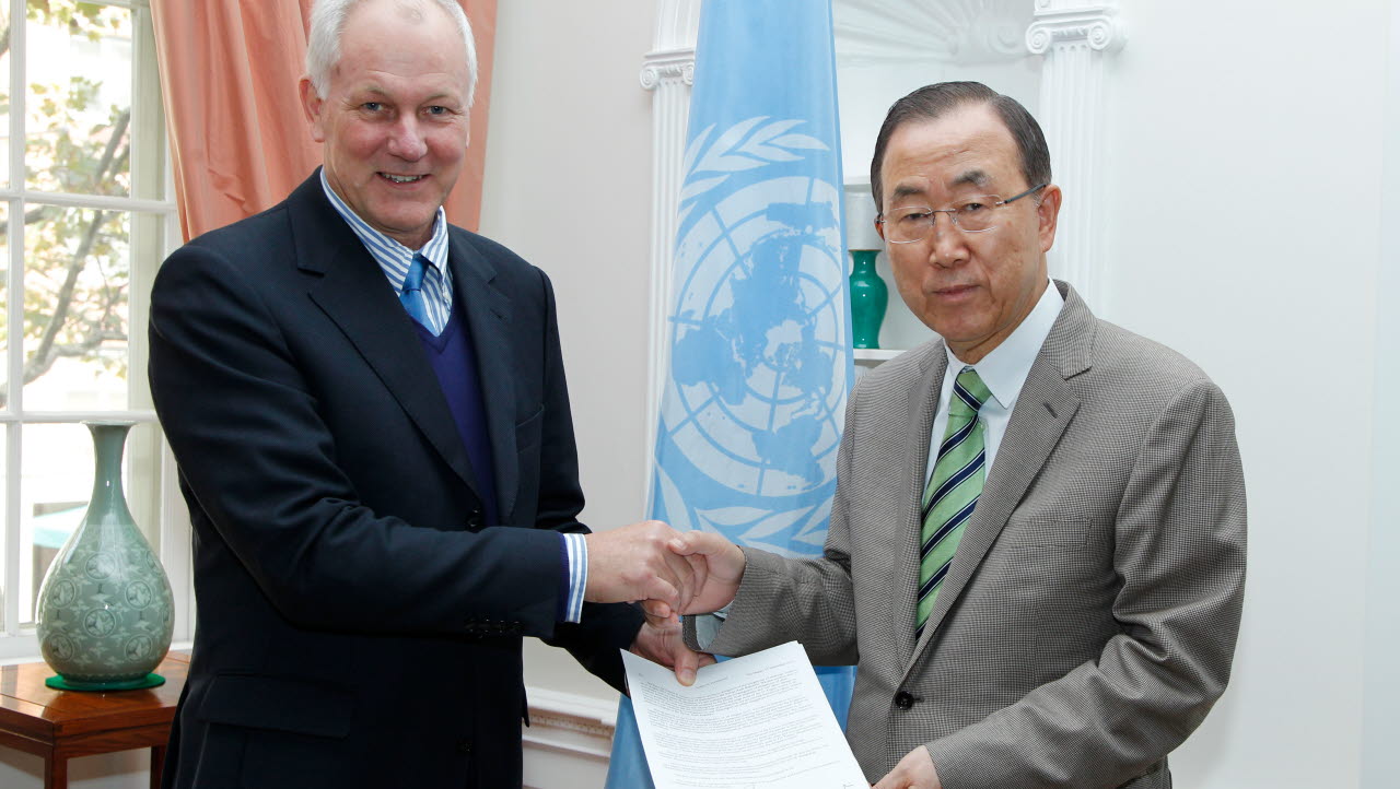 The Secretary General receives report from Mr Åke Sellström at the SG's residence. Bilden är en del av projektet Vår historia.