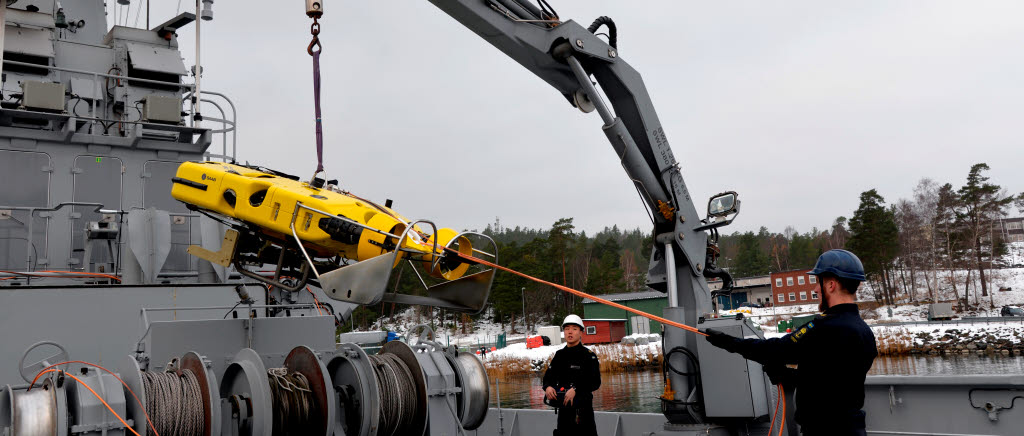 Fartyget HMS Ven söker efter minor under övningen Swenex 16.