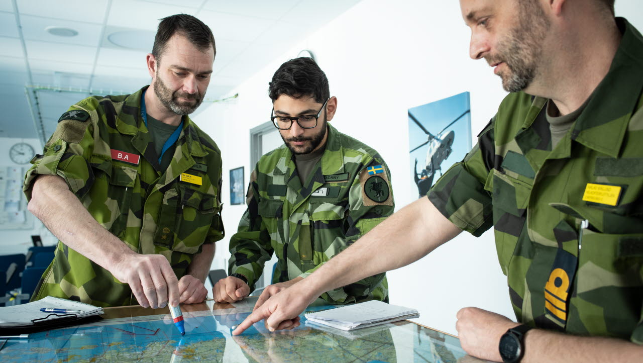 Chefen för genomförandesektionen, major Ola Sahlin, tillsammans med underrättelsebefälet Leo Sadany, uppdaterar chefen för 3:e helikoterskvadron, kommendörkapten Niklas Wiklund, om det senaste läget.