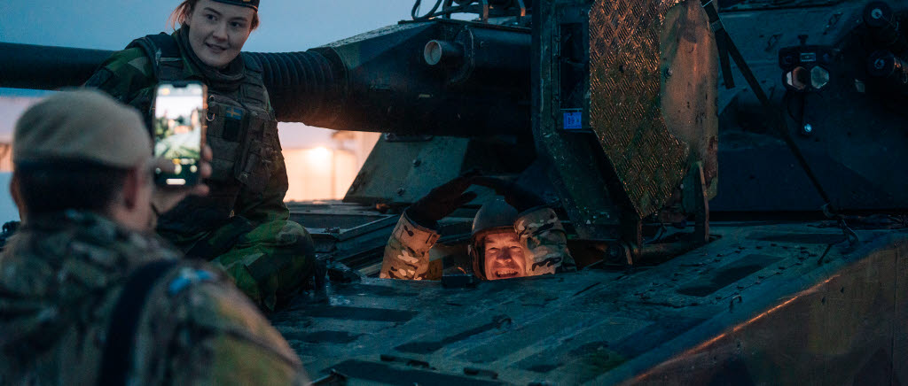 Den brittiske arméchefen Sir Patrick Sanders besökte arméförbanden i Norrbotten under ett par dagar i november. Här ger general Sanders tecknet säker vagn efter att han provkört ett stridsfordon 90 vid Norrbottens regemente.