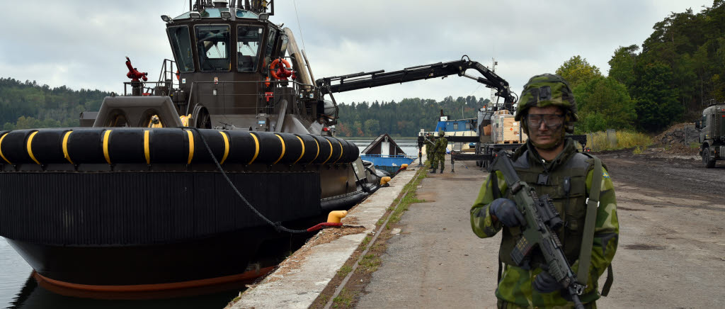 Logistikförsörjning under Aurora 17, Marinbasen stödjer Amfibieregementet. HMS Hercules.

Marinbasen har under Försvarsmaktsövningen Aurora 17 logistikförsörjt amfibiebataljonen som förutom kontinuerligt anställd personal även pliktinkallat krigsplacerad personal. Detta har inneburit att den personalvolym som berörts av logistikförsörjningen inte på många år varit så omfattande.