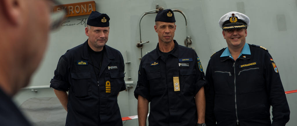 Presskonferensdeltagare inför: Northern Coasts 2017. Övningsledare Magnus Jönsson, marinchef Jens Nykvist tillsammans med tyska fartygschefen på FGS Bayern, Markus Brüggemeier.