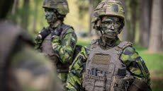 Här är de första soldaterna med nya uniformen