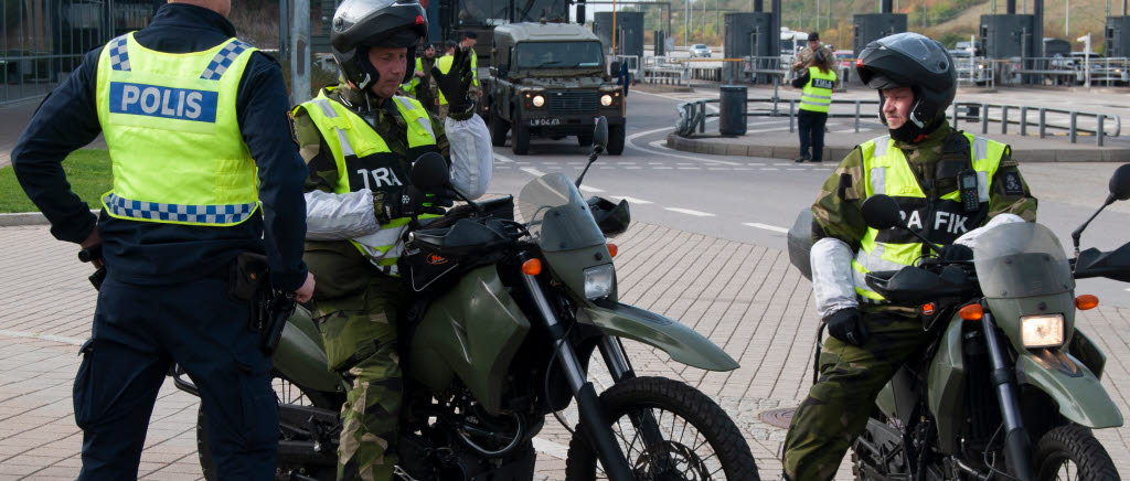 Transitering av förband inför TRJE18. Lots med mc med väntar på att förband skall klareras i tullen vid Öresundsbron i Malmö