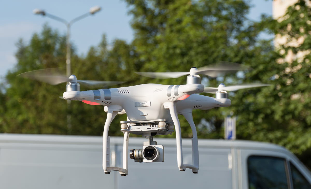 Квадрокоптер в городе. 3 дрона в москве. 3 дрона в москве. Квадрокоптер над городом. Дроны в подмосковье.