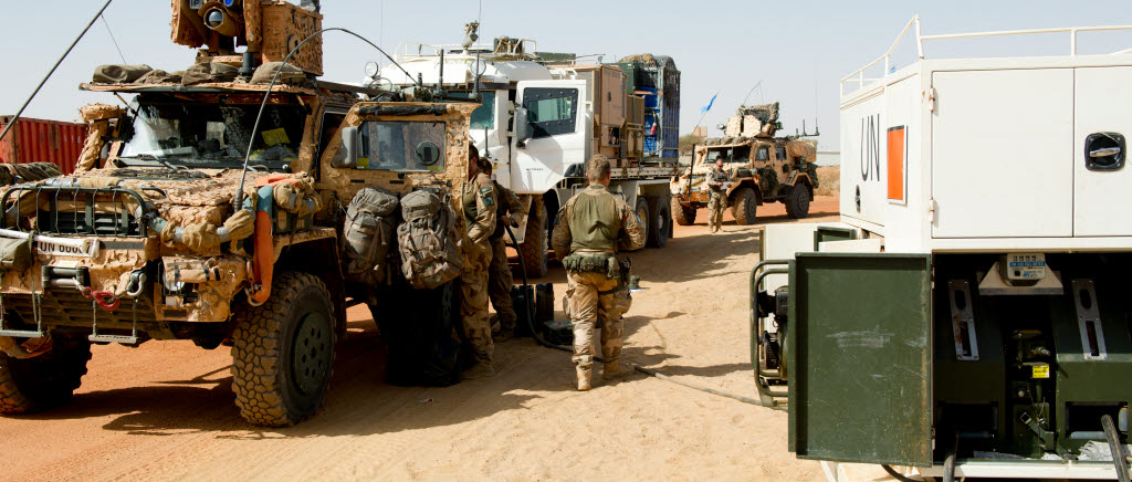 Bild från Mali04:s Long Range Reconnaissance Patrol (längre spaningspatrull) i den norra delen av landet. Patrullen pågick mellan den 3:e och 9:e november 2016 och innefattade förutom spaningspersonal, logistik delar som reperation, sjukvårdspersonal samt ledningspersonal. Totalt ingick ca 100 personer i patrullen. 
Svenskarna i Mali04 är, tillsammans med motsvarande nederländska förband i Gao, en del av det multinationella och fristående underrättelseförbandet Asifu (All Sources Information Fusion Unit).
Sverige bidrar med en ISR Task Force, förkortningen ISR står för Intelligence, Surveillance and Reconnaissance. Förbandet är i huvudsak verksamt i Minusmas sektor väst och förlagt på camp Nobel utanför Timbuktu, men kan om behov uppstår verka i hela Mali.


