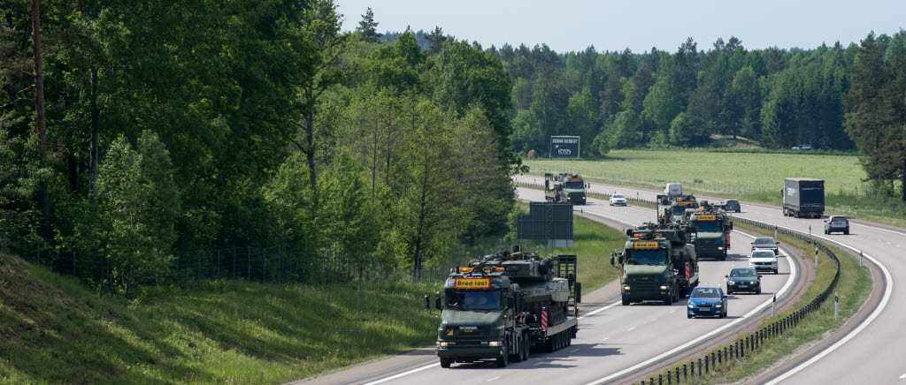 Den långa kolonnen med tungtransport var svår att missa för medtrafikanterna.

21-30 maj 2018 samlar övning Våreld 18 en stor del av arméns förband för att öva förmågan att med markstridskrafter försvara Sverige. Övningen genomförs i och omkring Skövde och Karlsborg samt på och runt Kvarn utanför Motala. Skaraborgs regemente (P 4) är ansvariga och planerar övningen där cirka 2 500 deltagare från 12 olika förband deltar. Övriga förband är Södra Skånska regementet (P 7) Livgardet (LG), Livregementets husarer (K 3), Göta ingenjörregemente (Ing 2), Trängregementet (TrängR), Försvarsmaktens tekniska skola (FMTS), Helikopterflottiljen, Ledningsregementet (LedR), Försvarsmedicincentrum (FömedC), Markstridsskolan (MSS) och Försvarsmaktens logistik (FMLOG).