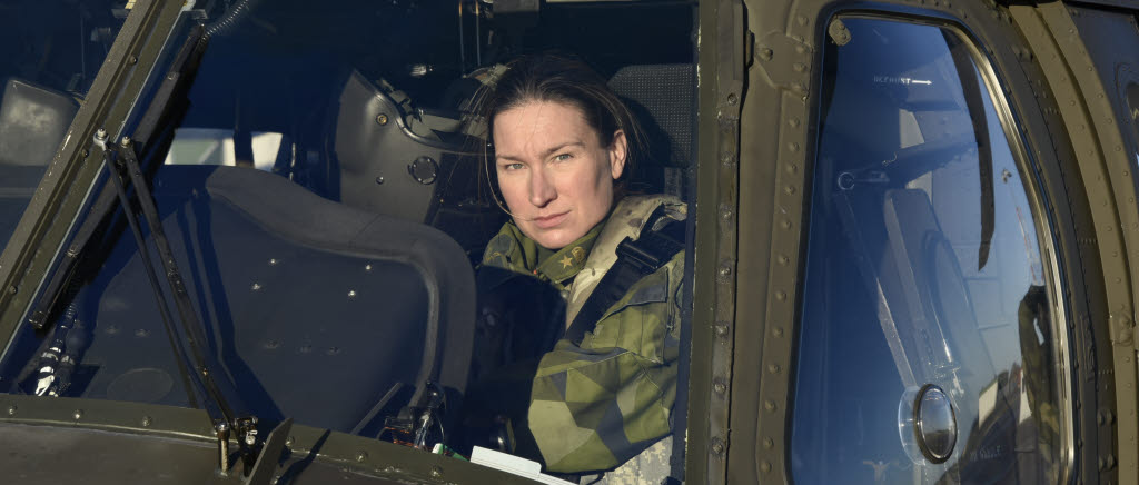 Kvinna sitter i helikopter. 