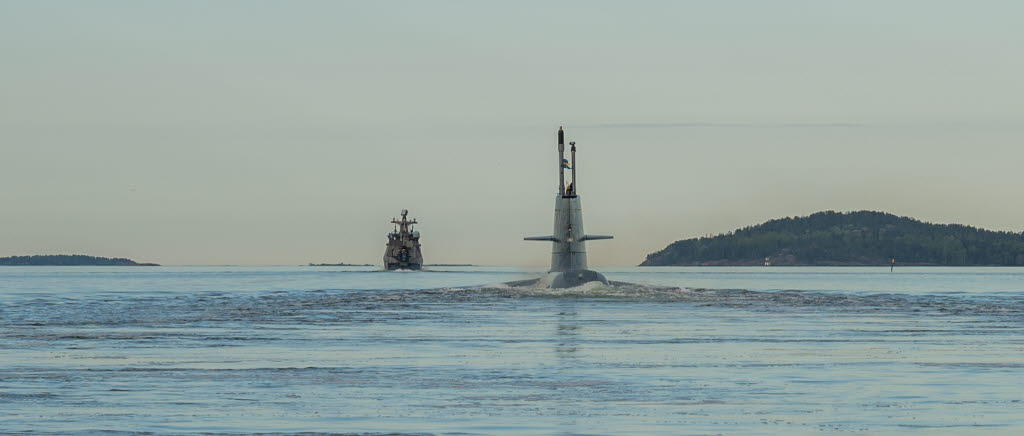Logistikmomentet genomfördes som en del i övning Narrow Waters - den finska marinens slutövning för värnpliktiga likt Swenex är för svenska värnpliktiga. Samordningen mellan de två övningarna syftar till att utveckla internationell samverkan och interoperabilitet - på riktigt. I övningen deltog 2700 sjömän och soldater från Finland, Sverige, Tyskland och Estland.