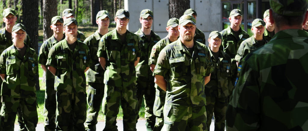 170614 Avslutningsceremoni för rekryter efter genmförd grundutbildning vid F 21. Kompanichef GU-utbildning Mikael Forsberg uppställd framför rekryterna.