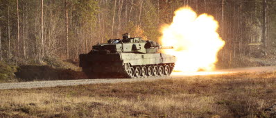 Stridsvagn 122 under skarpskjutning på Tåme skjutfält , oktober 2013.