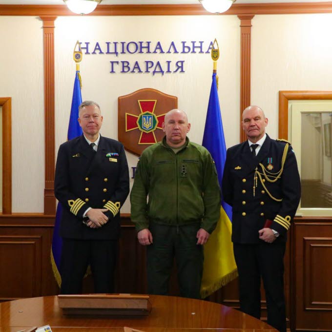 chefen för ukrainska nationalgardet generallöjtnant Lebed flankerad av Hans Granlund och Björn Vilbern.