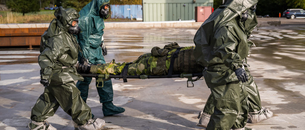 I denna kurs ökar vi Marinens förmåga att hantera skadade som samtidigt är påverkade av CBRN-stridsmedel. Kursen ges för legitimerade läkare och sjuksköterskor som tillhör marinens krigsorganisation och syftar till att utveckla den medicinska personalens kunskaper, färdigheter och förmåga att omhänderta skadade i och utanför CBRN-miljö för att öka överlevnaden hos våra sjömän och soldater. Syftet är att de ska lära sig hur man tränar den typen av scenarion så att de i sin tur ska kunna träna sina förband i det
