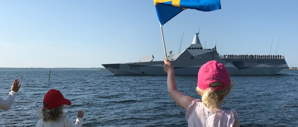 Anhöriga vinkar av HMS Nyköping och HMS Karlstad när de på nationaldagen 2019 kastar loss för att delta i övningen Baltops