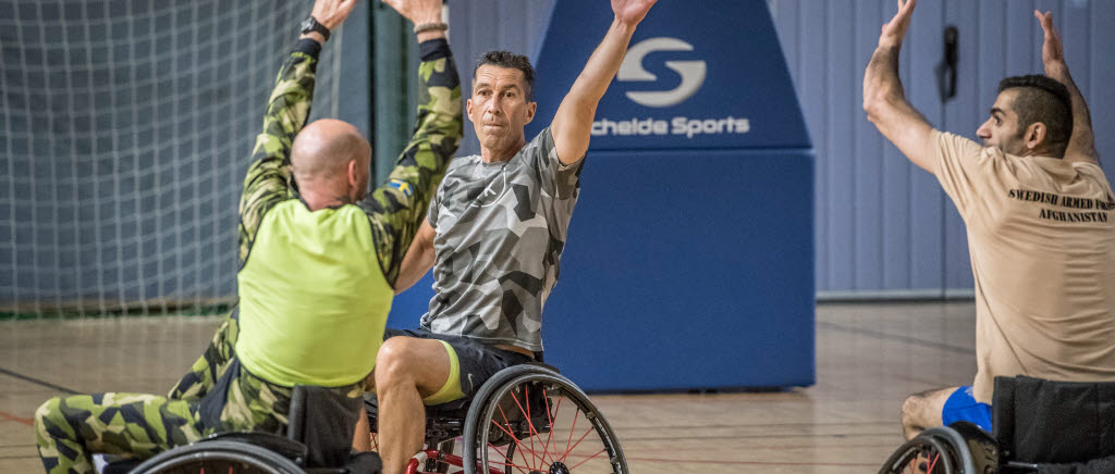 Dagen innan Veterandagen passade ÖB Micael Bydén på att spela rullstolsbasket tillsammans med Idrottsveteranerna på Bosön.