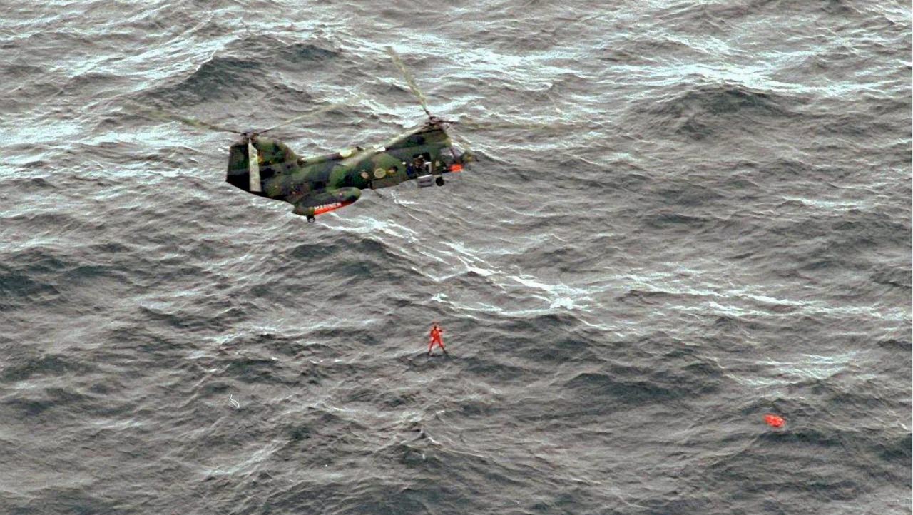 Estoniakatastrofen 1994. En ytbärgare från en svensk helikopter på väg ner mot en lovflotte. Bilden är en del av försvarsmakten.se/varhistoria.