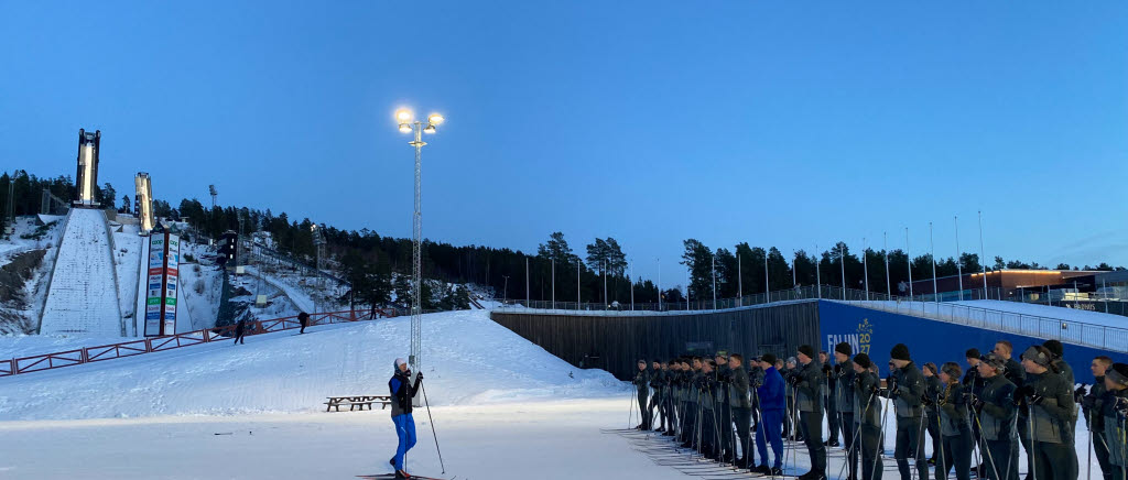 Ett antal personer övar på längdskidåkning.