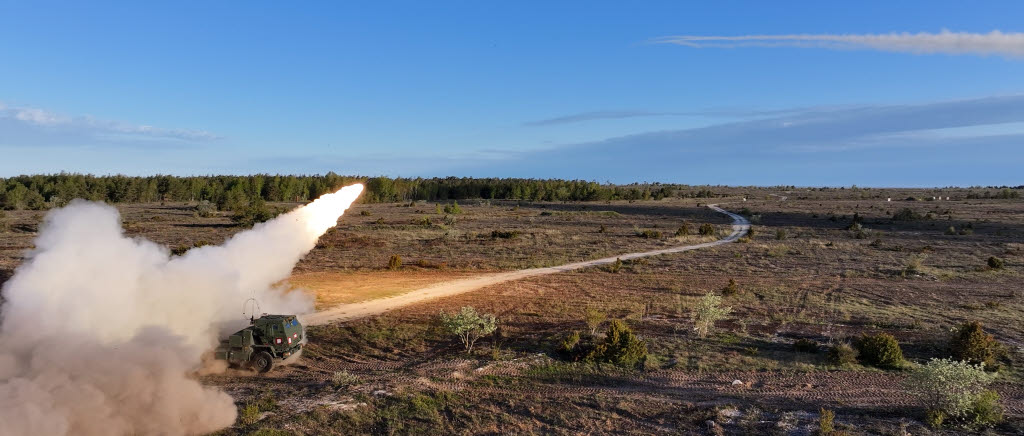 Amerikanska och Brittiska styrkor skjuter HiMARS samt MLRS under övning Swift Response på Gotland, Tofta 2025