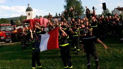 De franska brandmännen tackar sina svenska kollegor och Färila-borna under konserten med Fältartisterna. 