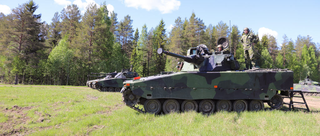 Ett steg i rätt riktning: Under tre veckor har Markstridsskolan genomfört införandekurs på varianterna stridsfordon 9040 D, eldledningspansarbandvagn 90 D och bärgningsbandvagn 90 D vid I 19 i Boden. Här övas målföljning mot markmål med stridsfordon 9040 D.