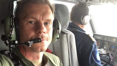 Major Torgny Törestrand, divisionschef från helikopterflottiljen i Linköping avbröt sin semester för att flyga tillsammans med och samordna de italienska vattenbombflygplanen som bekämpar de omfattande skogsbränderna.