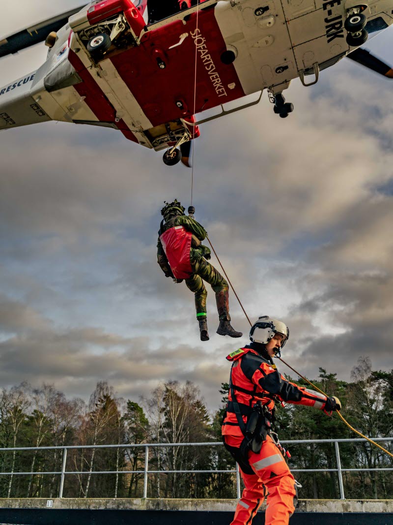 Skadad soldat firas upp i en civil helikopter under sjukvårdsövning