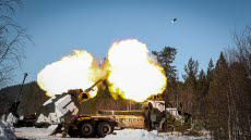 Archer avfyrar skott.
