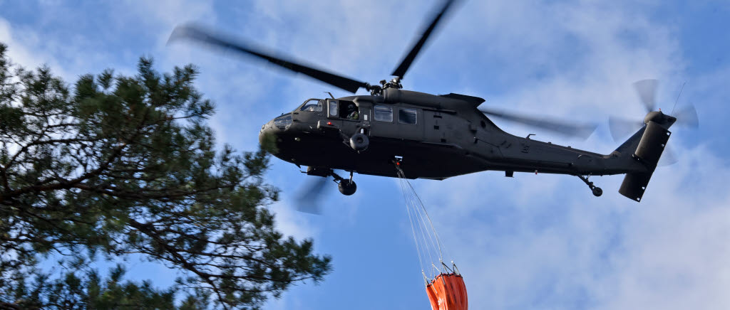 Helikopterflottiljen håller utbildning för att förbereda för eventuella skogsbränder i sommar.