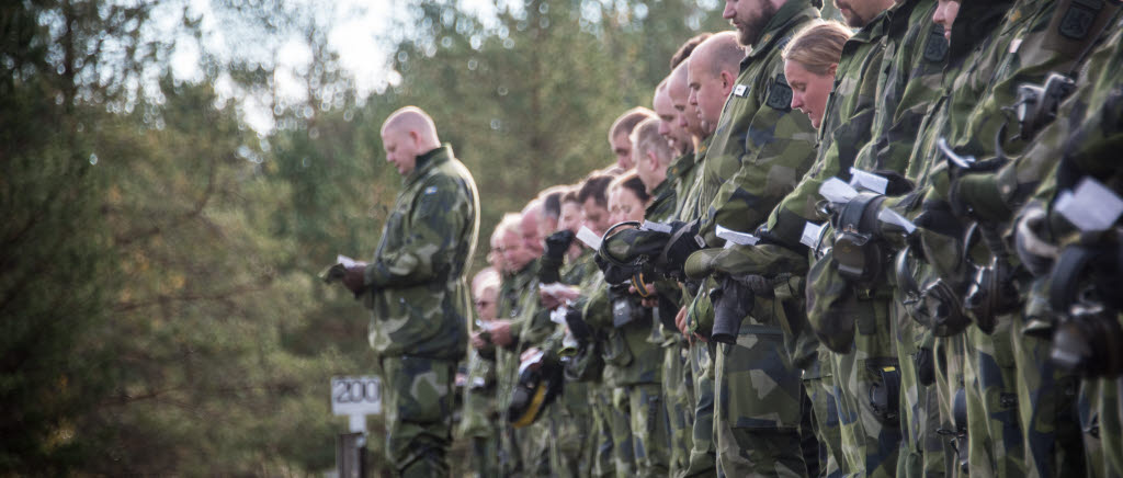 Bataljonsuppställning, soldater och chef sjunger psalm, korum

Övningen inleddes med att de båda bataljonerna tillsammans med inbjudna gäster bland annat hade ett gemensamt korum som avslutades med en psalm.

Den här kfö:n eller krigsförbandsövningen var man dubbelt så många. I runda tal 600 soldater och befäl från två olika bataljoner. Det blir dubbelt så bra. Moment som ska tränas blir mer effektfulla när man är fler tillsammans. Det blir också en möjlighet att både ensa kunskaper och dra nytta av respektive bataljons olikheter. 