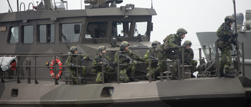 Soldater ur marinens bordningsstyrka förbereder sig på att gå iland från bevakningsbåten HMS Stolt.