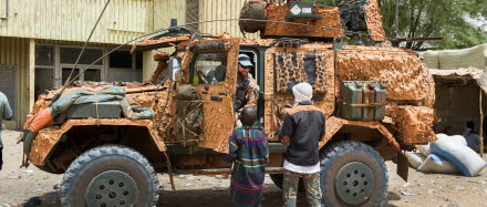 Delar av den svenska styrkan i Mali sampatrullerar med FN-polis i Timbuktu och samverkar med lokalbefolkningen om säkerhetsläget. 

Den svenska styrkan i Mali är en del av FNs stabiliseringsinsats MINUSMA (United Nations Multidimensional Integrated Stabilization Mission in Mali), och utgörs av ett underrättelseförband och en nationell stödenhet. Huvuddelen av styrkan är placerad på Camp Nobel i utkanten av Timbuktu. Svenskarna är tillsammans med ett motsvarande nederländskt förband i Gao en del av det multinationella och fristående underrättelseförbandet ASIFU (All Sources Information Fusion Unit).

Den 25 april 2013 antog FN´s säkerhetsråd resolution 2100, som med stöd av FN-stadgans kapitel VII inrättade en FN-ledd stabiliseringsinsats i Mali, MINUSMA. I FNs säkerhetsråds resolution 2227 ges MINUSMA sitt mandat att utföra fyra priotiterade uppgifter och två tilläggsuppgifter som bland annat infattar säkerhet, stabilisering och skydd av civila och stöd till återupprättandet av den Maliska statens kontroll av det egna territoriet. Det svenska underrättelseförbandet har till uppgift att stödja MINUSMAs uppfyllande av säkerhetsrådets mandat genom att leverera underrättelser som kan ligga till grund för MINUSMAs beslutsfattande. 
