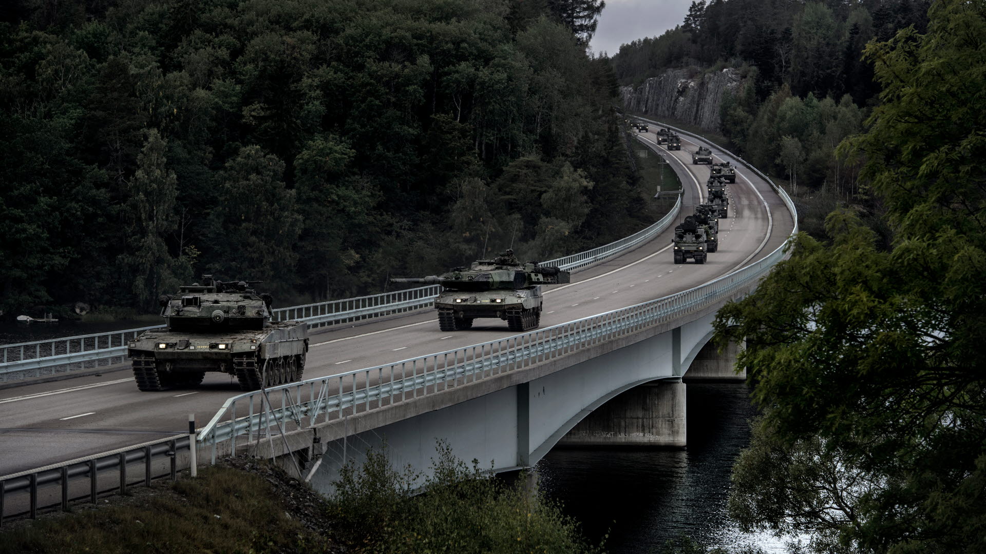 Militärfordon i konvoj på bro