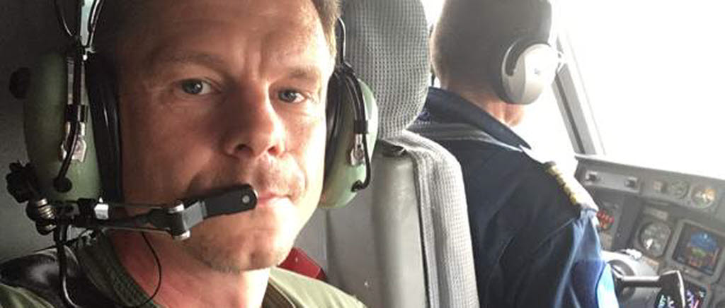 Major Torgny Törestrand, divisionschef från helikopterflottiljen i Linköping avbröt sin semester för att flyga tillsammans med och samordna de italienska vattenbombflygplanen som bekämpar de omfattande skogsbränderna.