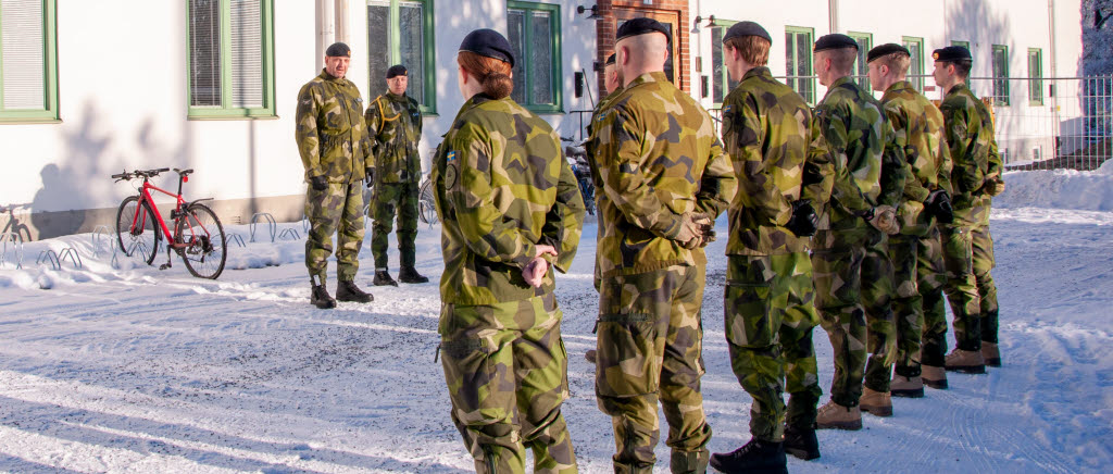 Personal tillhörande EUTM Mali 17 står uppställda framför chefen Luftstridsskolan innan avfärd.