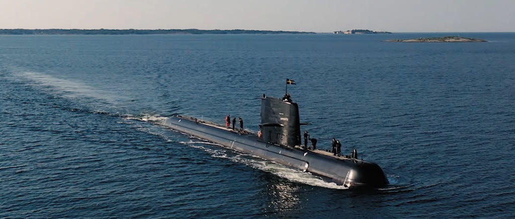 HMS Uppland på väg in mot varvet i Karlskrona.