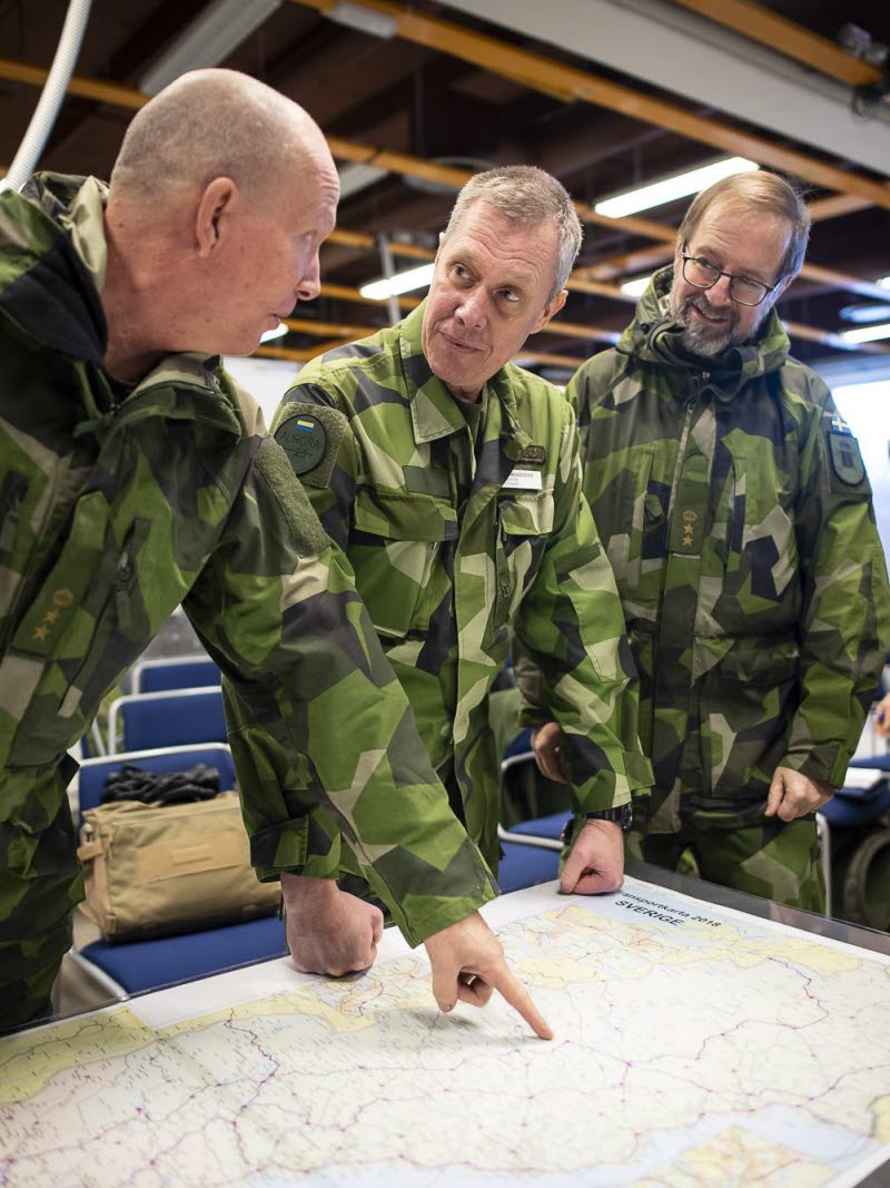 Tre militärer tittar på karta inför Aurora 23
