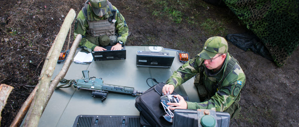En soldat och en specialistofficer ur en rörlig informationsgrupp ska kunna följa med alla typer av förband och lösa sina uppgifter i alla miljöer.