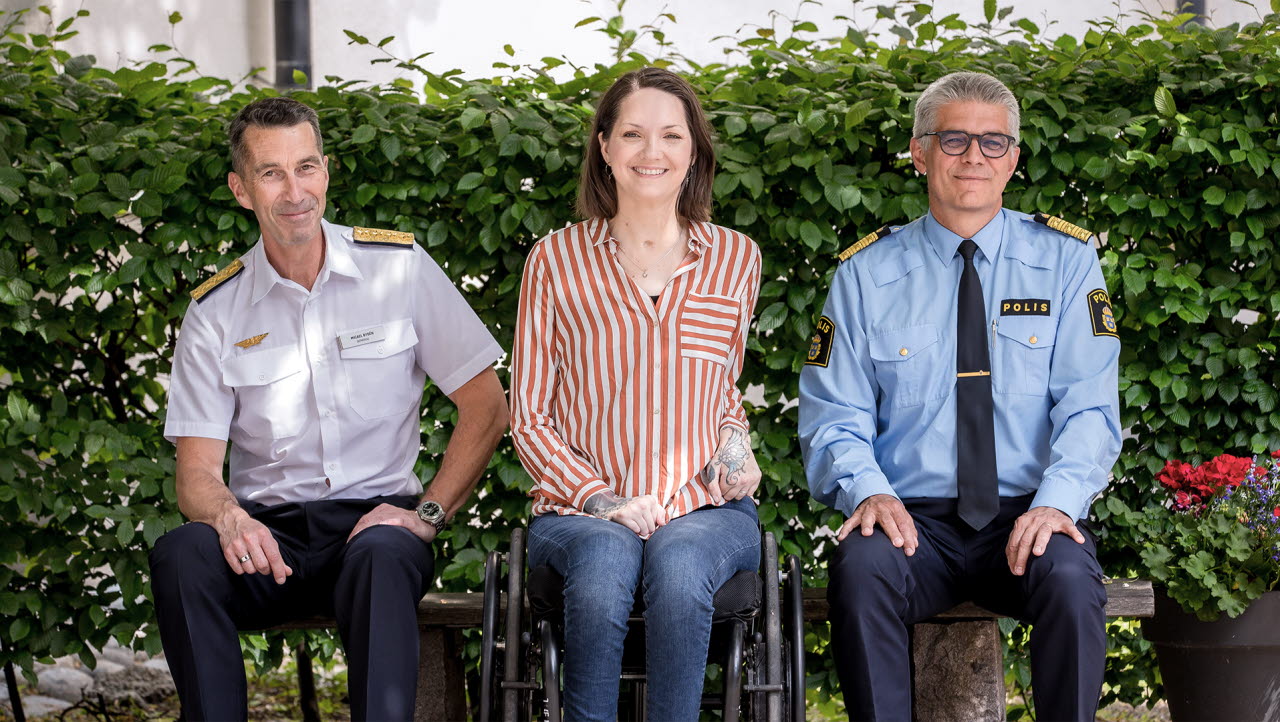 Öb i szef policji siedzą na zewnątrz z gospodarzem Yasmin Nilson