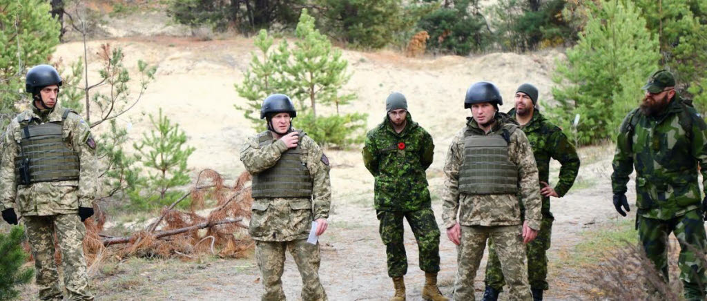 Utbildning i spaning längs väg med elever från försvarsuniversitetet.