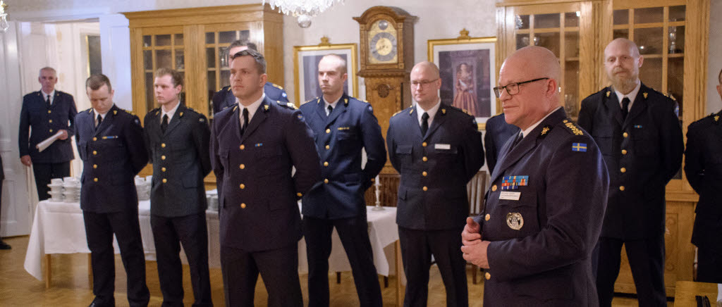 Kadetter uppställda tillsammans med regementschefen Ing 2 inför examensceremoni specialistofficer fältarbete.