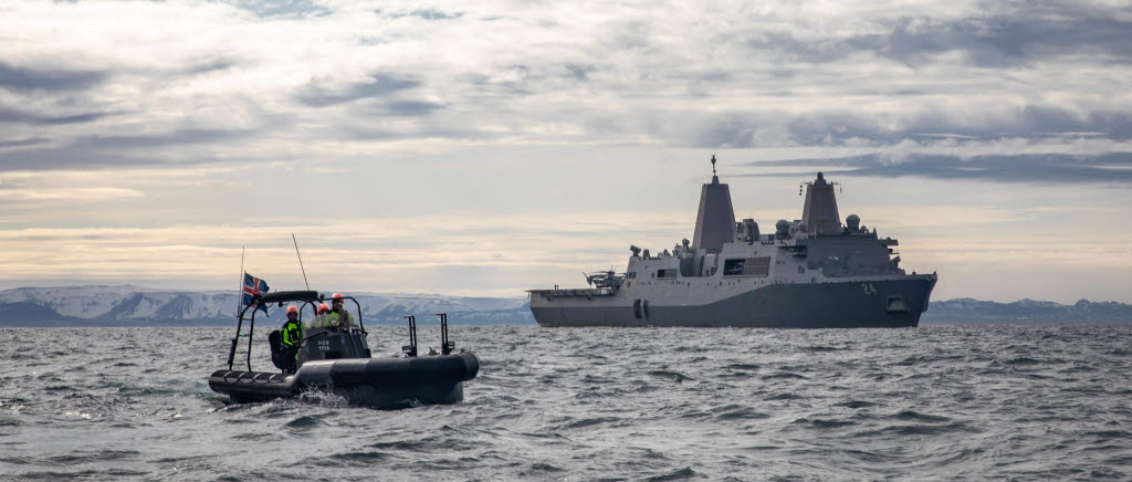 USS Arlington (LPD 24) utanför Islands kust under övning