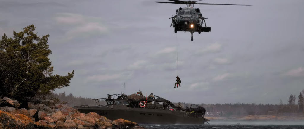 Person firas ner från helikopter till stridsbåt