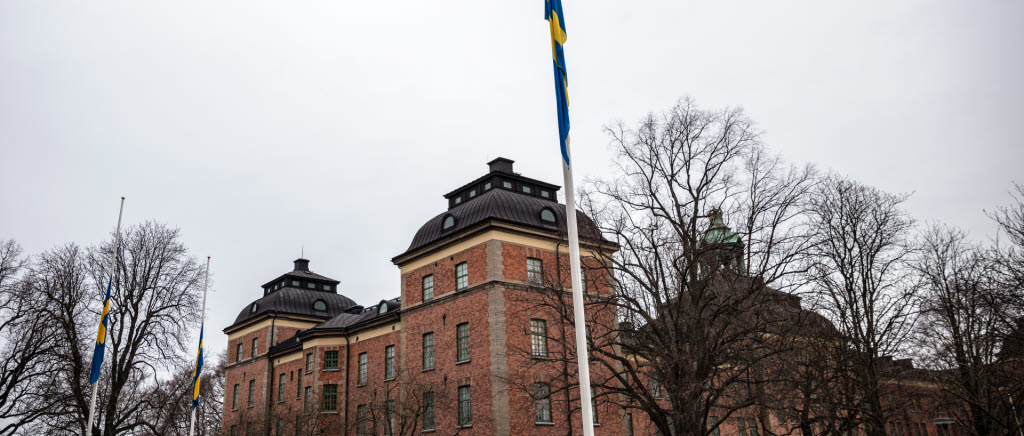 På lördagen vajade flaggorna på halv stång på Försvarsmaktens anläggningar. Här på Högkvarteret i Stockholm.