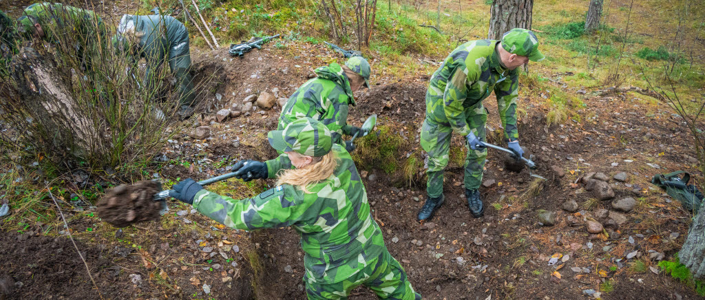 Civila medarbetare gräver ståvärn under sin kombattantutbildning.