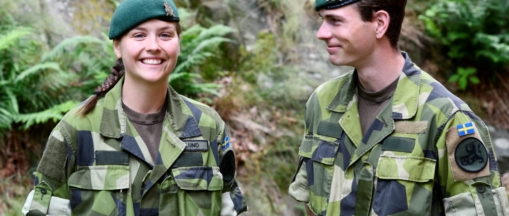 Två soldater i uniform