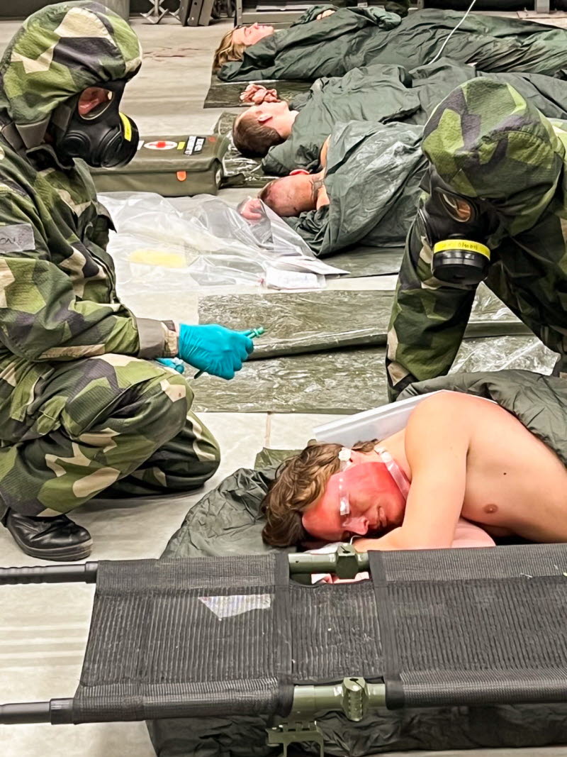 I denna kurs ökar vi Marinens förmåga att hantera skadade som samtidigt är påverkade av CBRN-stridsmedel. Kursen ges för legitimerade läkare och sjuksköterskor som tillhör marinens krigsorganisation och syftar till att utveckla den medicinska personalens kunskaper, färdigheter och förmåga att omhänderta skadade i och utanför CBRN-miljö för att öka överlevnaden hos våra sjömän och soldater. Syftet är att de ska lära sig hur man tränar den typen av scenarion så att de i sin tur ska kunna träna sina förband i det