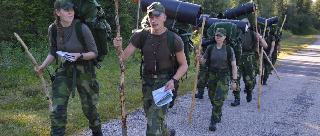 Soldater på fjällmarsch, sommar